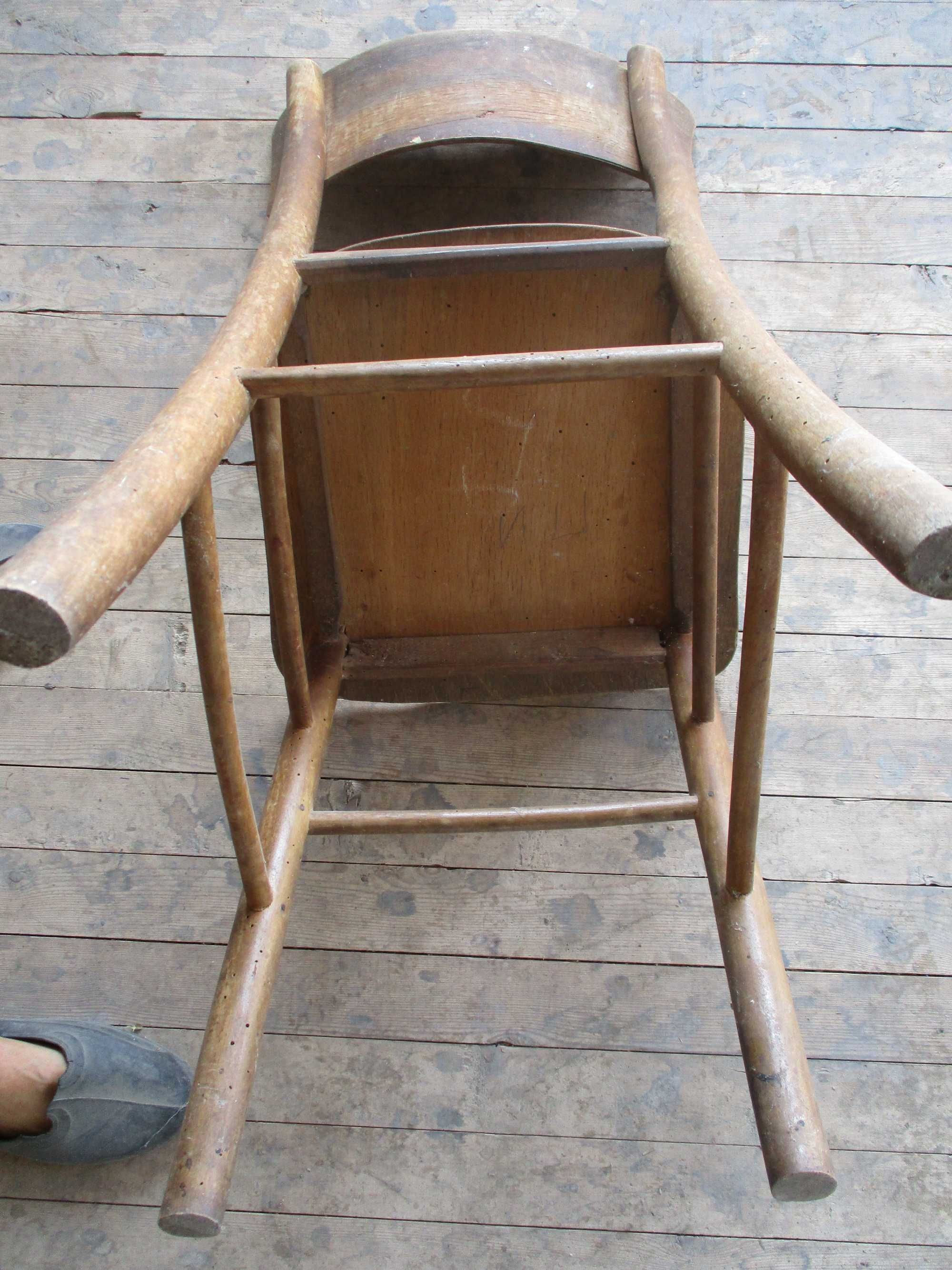 Столове  -4 дървени старинни и 2 метални с дефекти