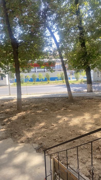 Продается 1комнатная переделанная в двухкомнатную первая линия на кара