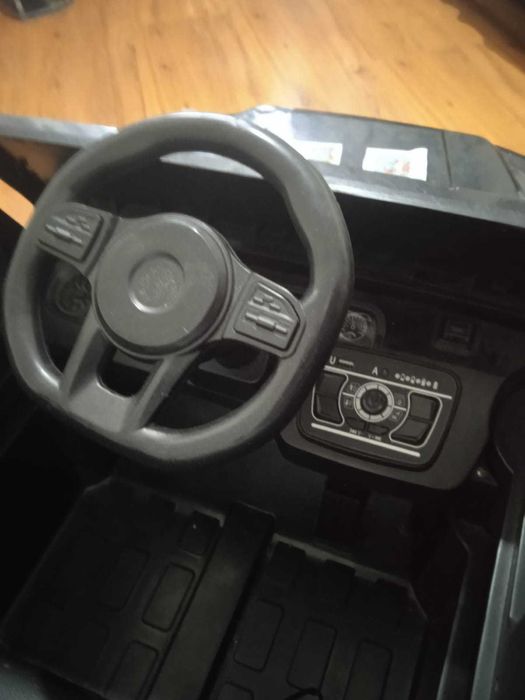 Продам детскую машину на пульте управления