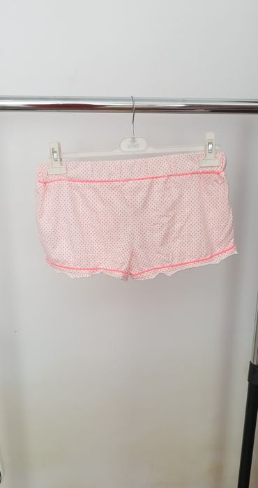 Pantaloni scurți damă – noi cu etichetă