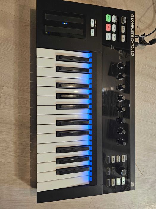 Native Instruments Komplete Kontrol S25 controller midi usb