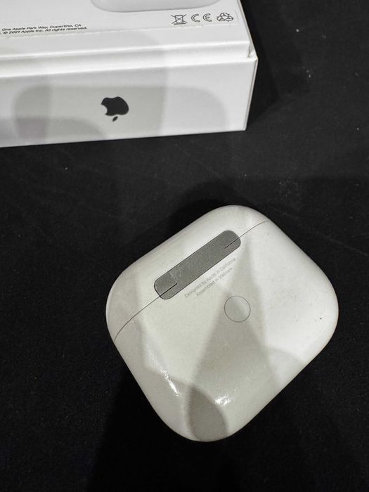 Apple AirPods 3 (2021) + MagSafe кейс — работещи, оригинални