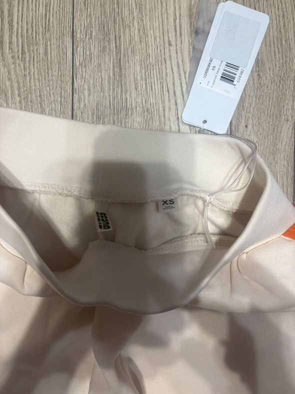Панталон Guess с етикет