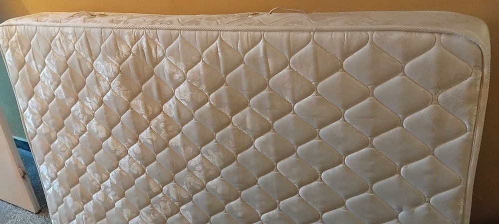 Подарявам матрак  
 114см./190см.