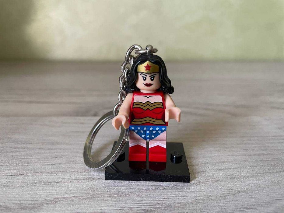 LEGO: Брелок с Чудо-женщиной (DC Super Heroes)