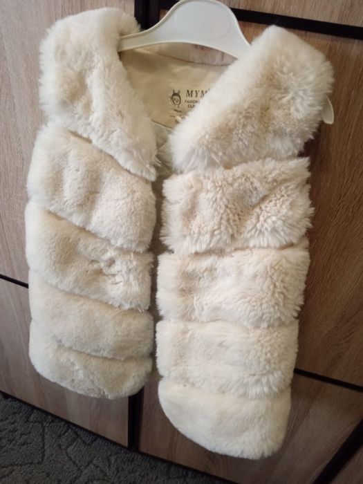 Теплая жилетка на девочку