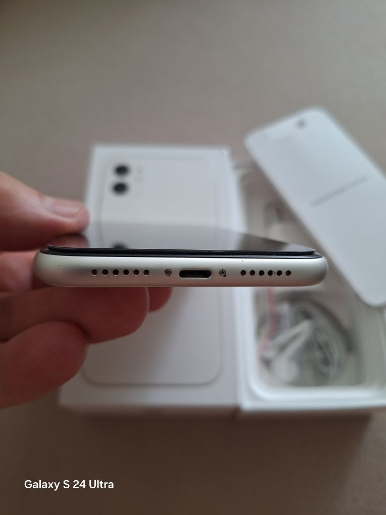 IPhone 11 White 64GB Неразличим от Нов