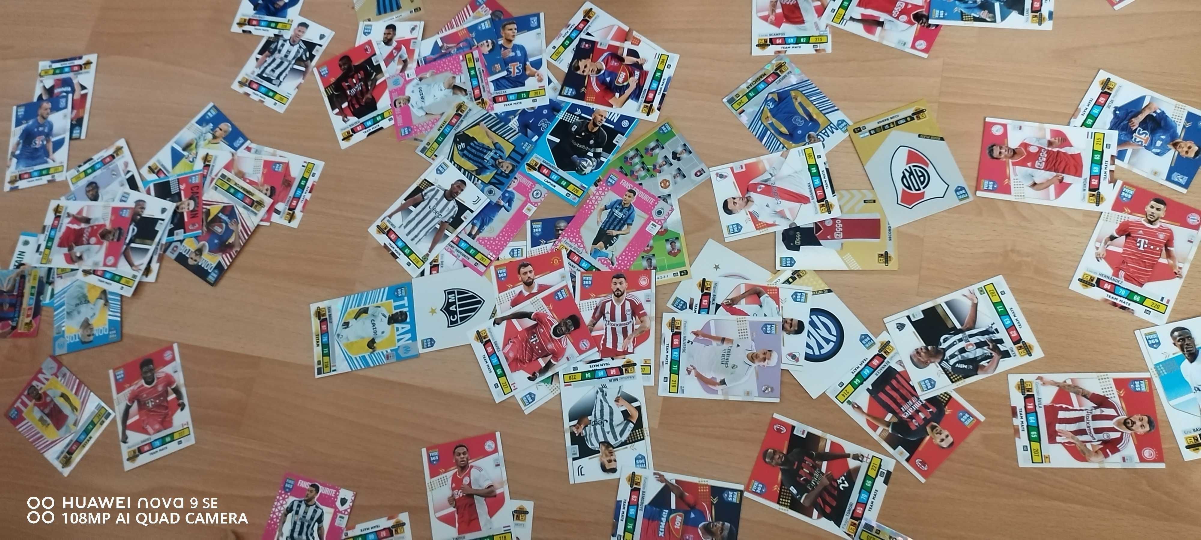 Cartonașe FIFA și Panini cu fotbaliști