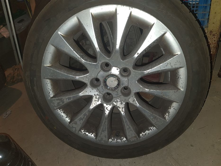 Vând 4 anvelope 225 45 R17 DOT 5223 cu jante originale skoda superb 2