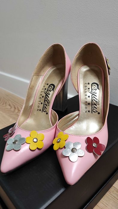 Pantofi roz cu decorațiuni în formă de floricele