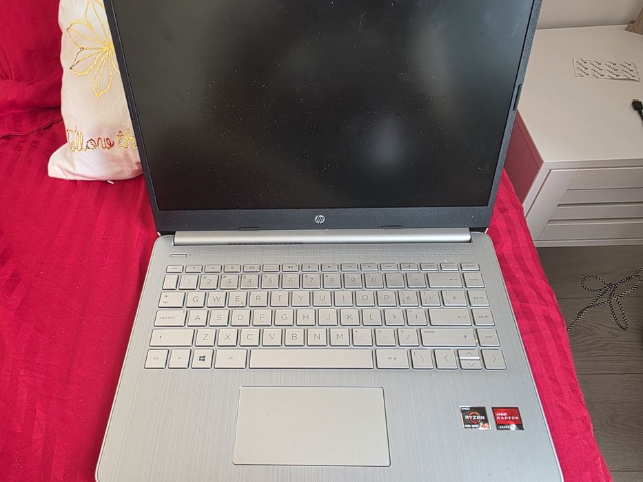 Vând Laptop HP 14s