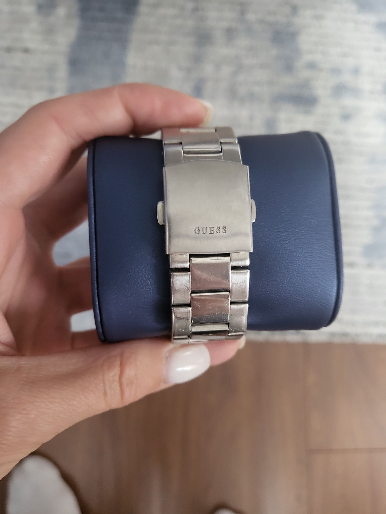 Часовник Guess с