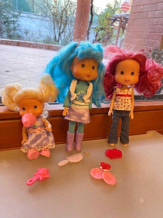 doua papusi Capsunica cu bebe Capsunica si accesorii