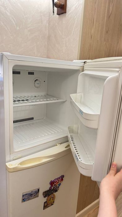 Двухкамерный холодильник с верхней морозильной камерой LG Electrocool