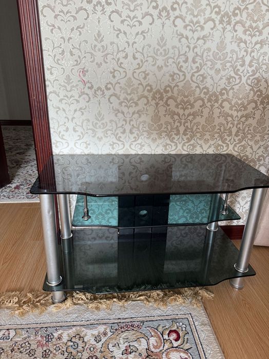 Продам тумбу стеклянную под телевизор