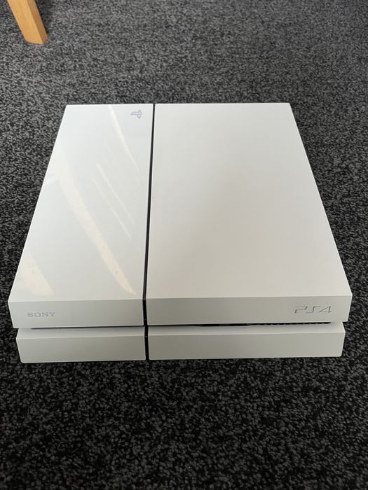 Playstation 4 с 2 джойстика и 3 игри