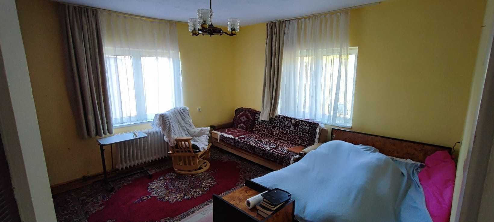 Vind casa cu etaj in muntii expusa la soare toata ziua
