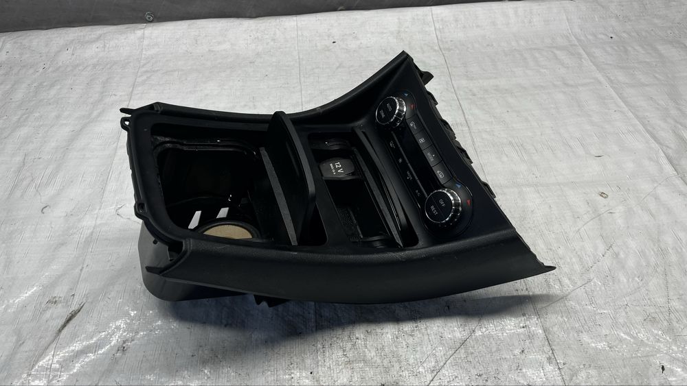 Mercedes A W176 централна конзола с климатроник.