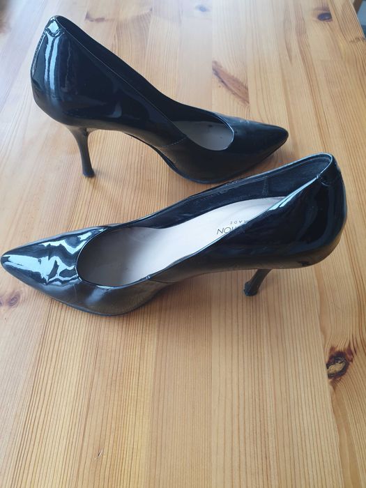 Елегантни черни лачени дамски обувки на висок ток TJ Collection.