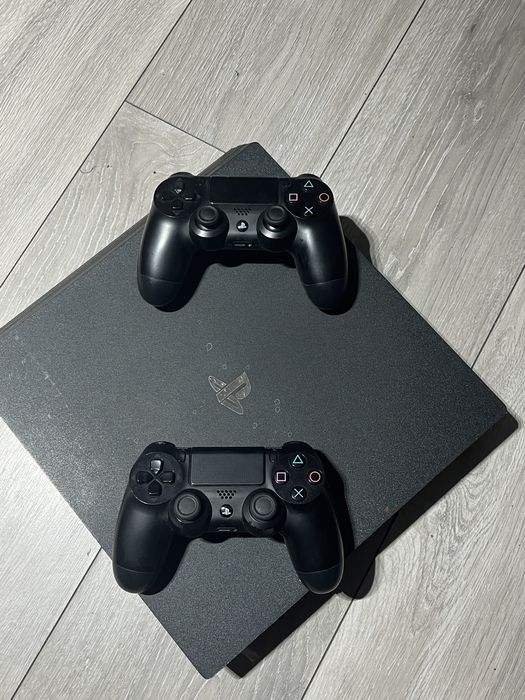 Vand playstation 4 pro de 1TB cu 2 console + GTA 5 si FIFA 25