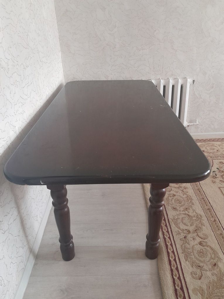 Продаётся  стол в хорошем состоянии.