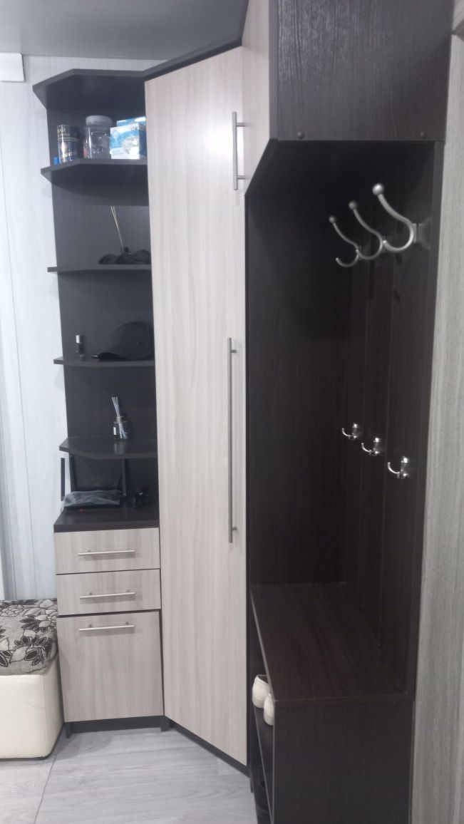 Продам угловую прихожую