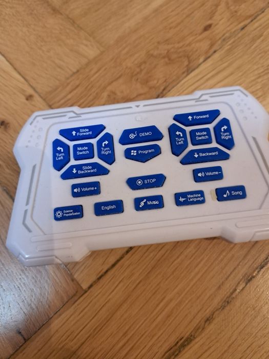 Интерактивен робот с дистанционно