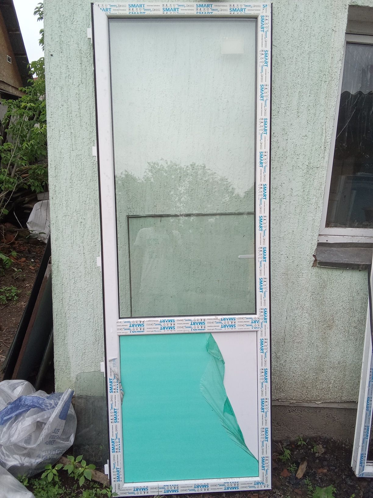 Продам пластиковые окно 1.50+1.40 с подоконником дверь 87+2.35