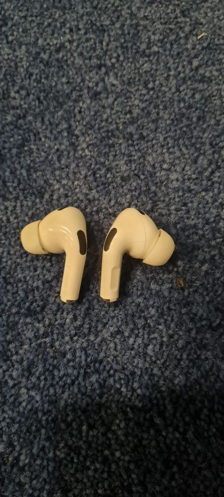 Airpods Pro със зарядно за айфон