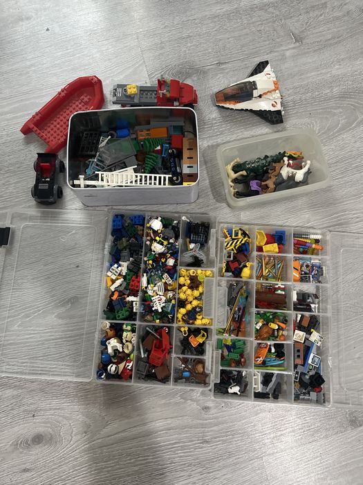 Vand pise, figurine si vehicule lego