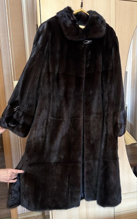 Шуба норковая, длинная.