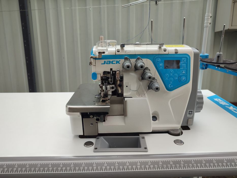 Masina de cusut : Jack/Model C4 , full automat