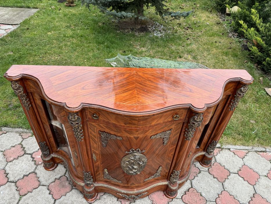 Comodă din lemn masiv, cu intarsii și ornamente bronz