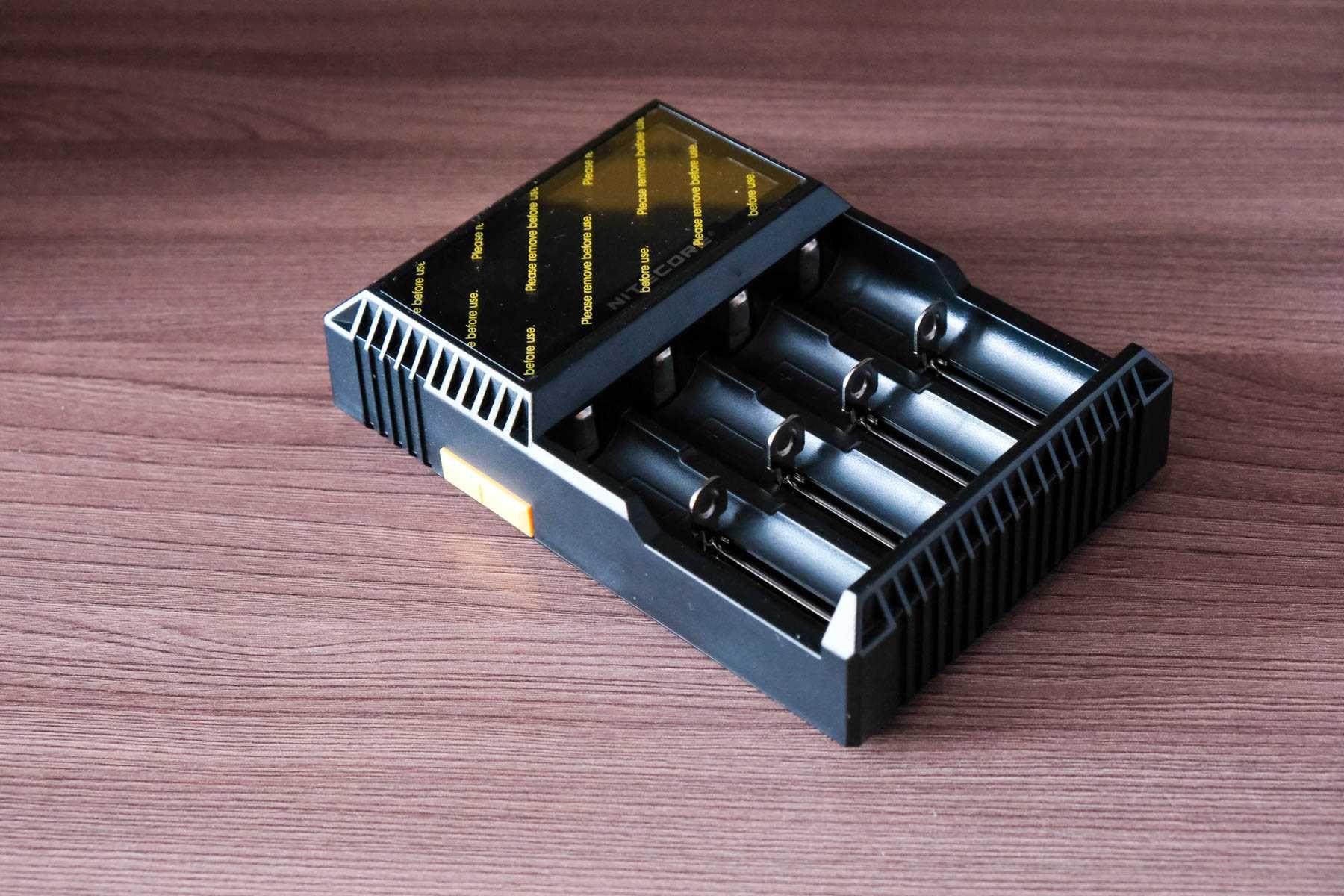 Зарядное устройство для аккумуляторов Nitecore D4