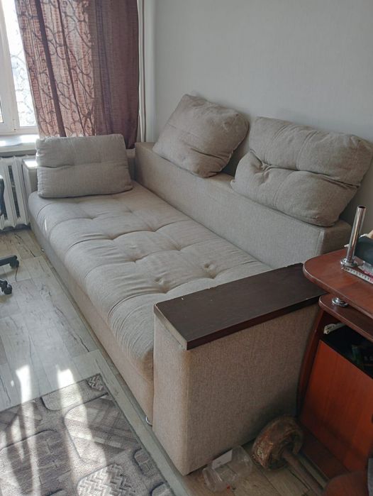 Диван, холодильник, зеркало, пылесос