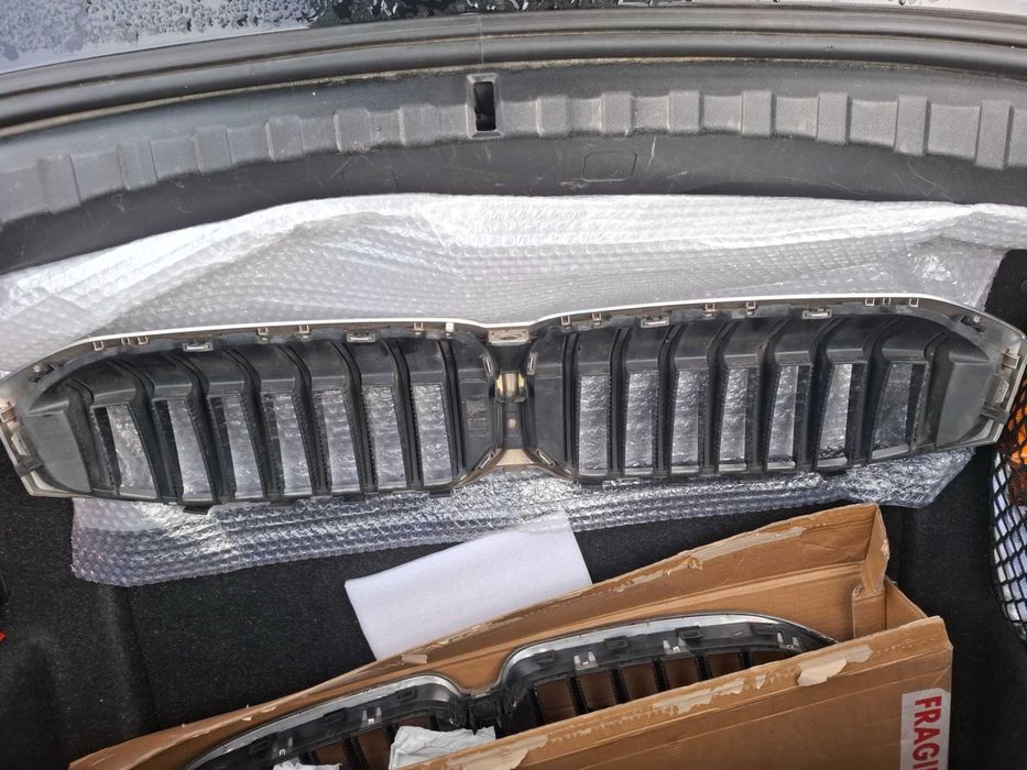 Grila originala Bmw G20