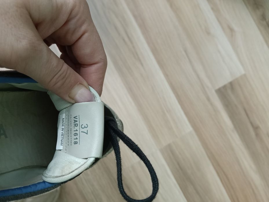 Vând adidași Premiata