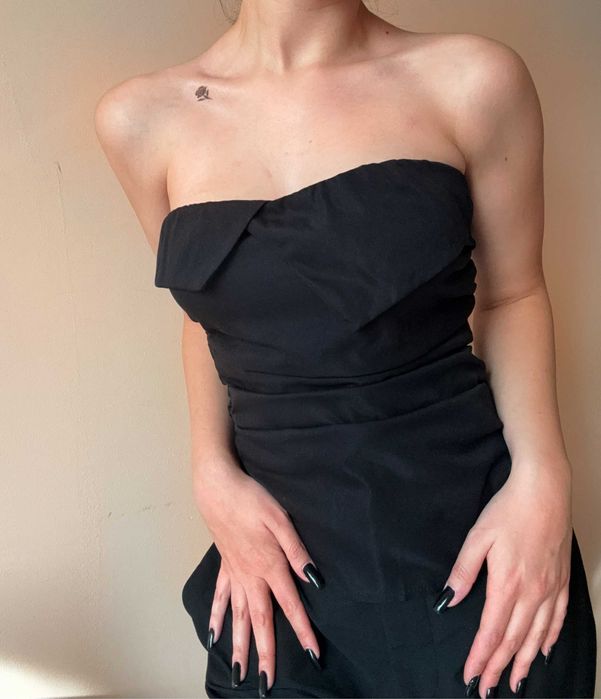 Елегантен Черен Топ – Подходящ за Официални Поводи