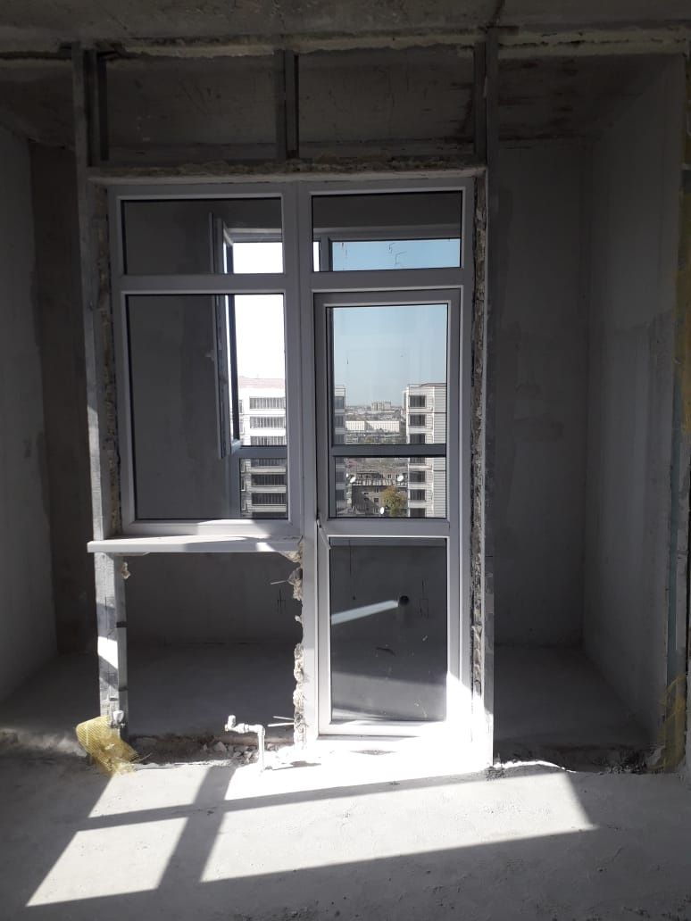 Пластиковое окна с дверью для балкона.