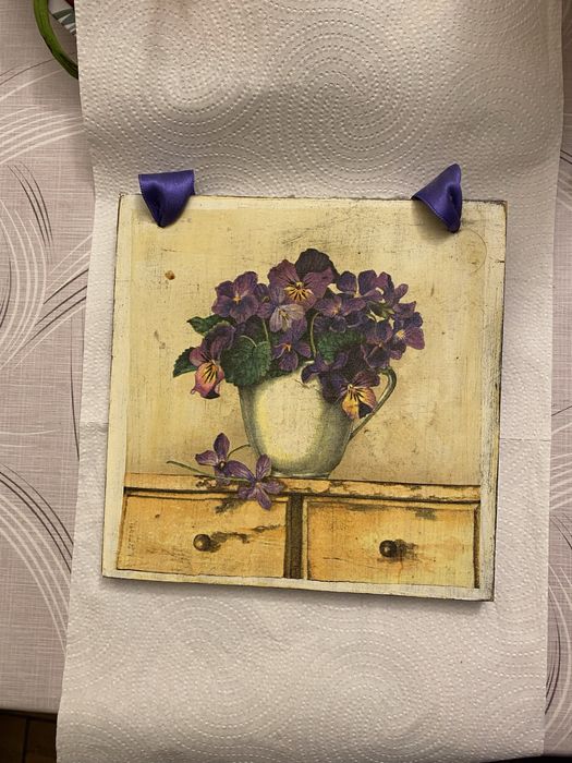 Tablou vaza cu panselute pe mobila de pe vremea comunista