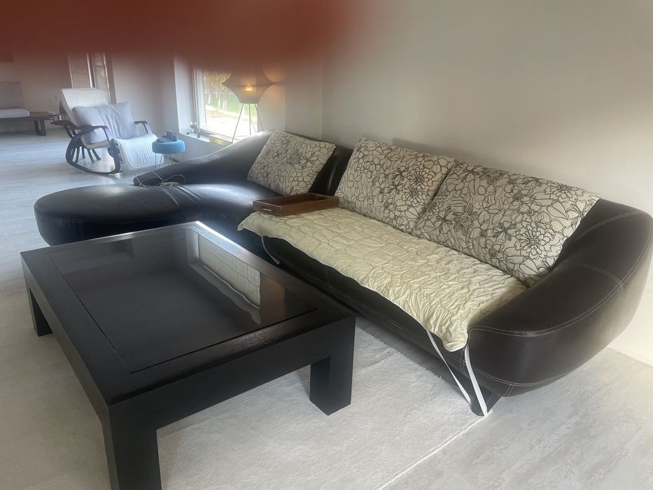 Ъглов диван кожен и маса от масивно дърво