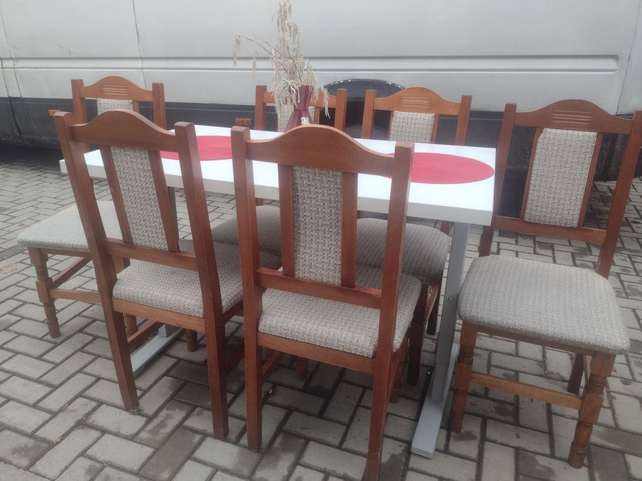 Mese și scaune din lemn masiv