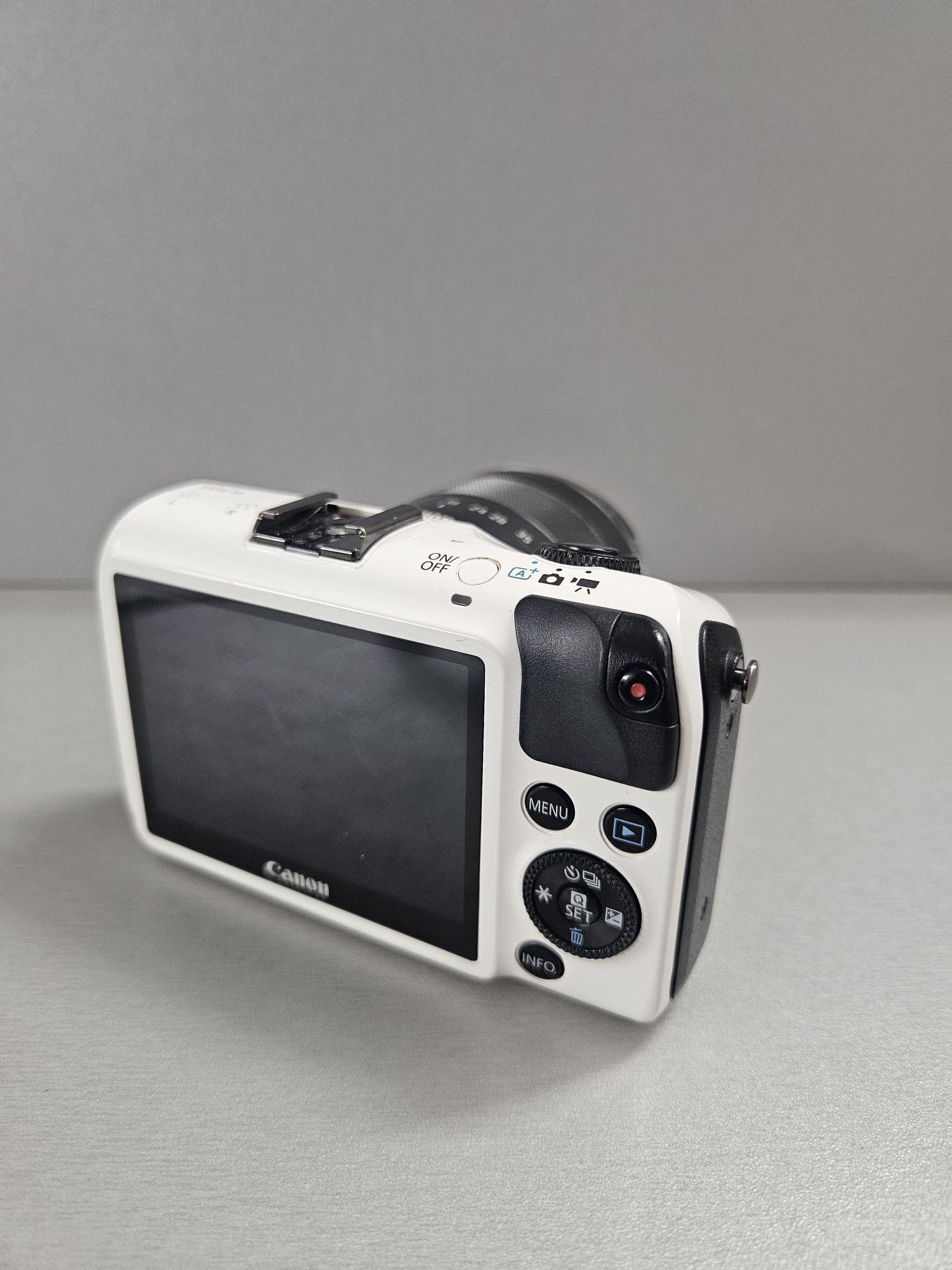 Canon EOS M фотоапарат