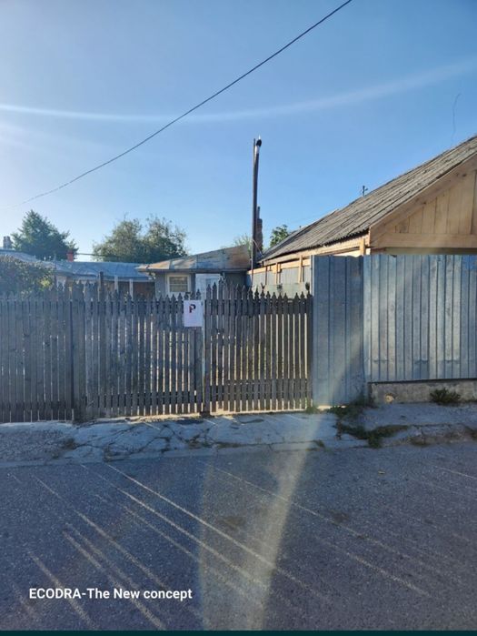 Vand/ inchiriez  magazie și loc de parcare