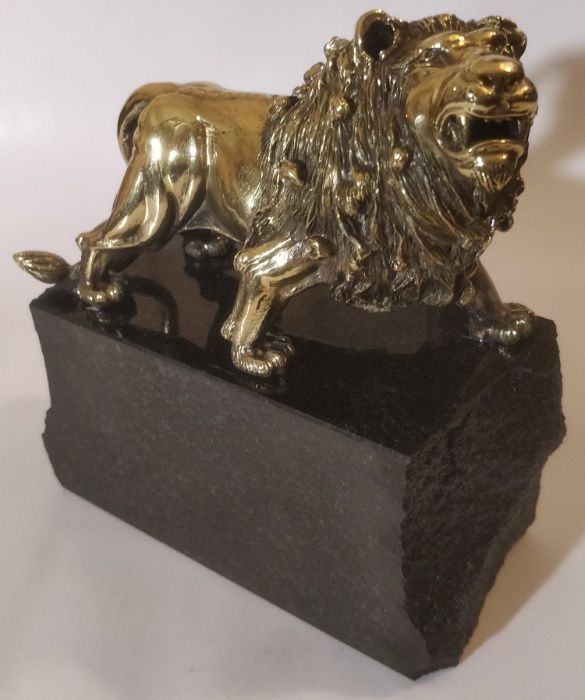 Бронзови пластики с поставка естествен камък блокче черен гранит