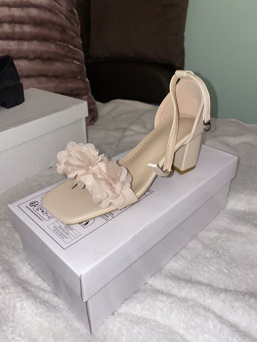 Sandale de damă cu vârf pătrat si toc gros