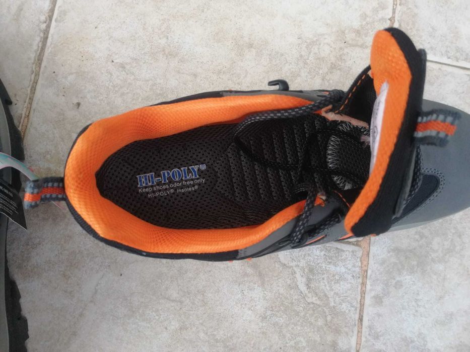 Продавам нови работни обувки, с бомбе. 45 номер