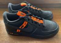 Обувь. Nike Air Force 1. Чёрные, низкие с оранжевыми элементами.