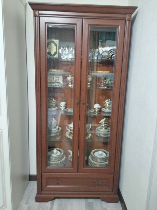 Мебель (стенка, 4 стулья)  для гостиной
