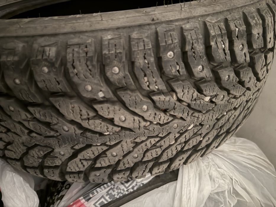 Продаются шины Nokian Hakkapeliitta 9 215/55 R17 98T c шипами.